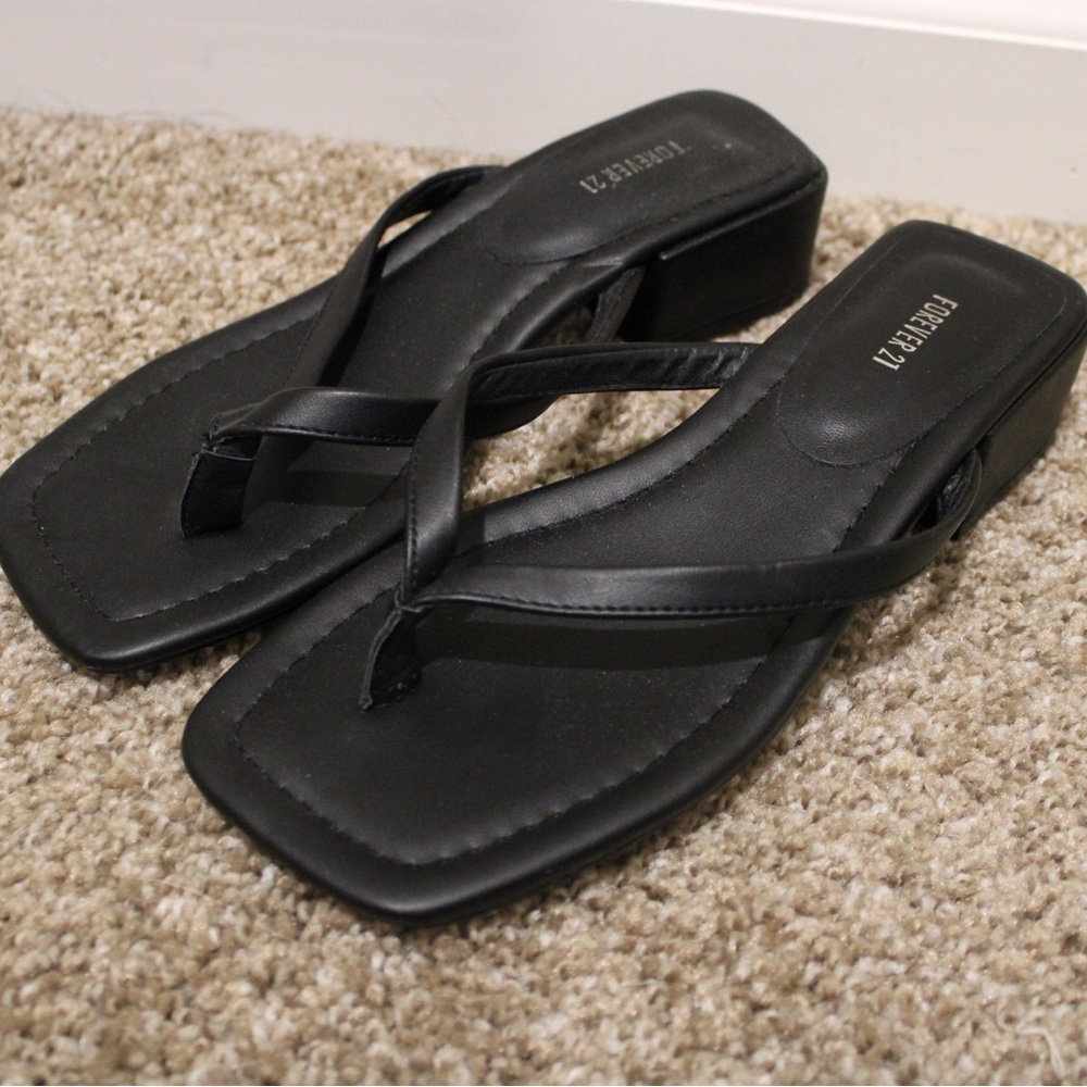 Like New Forever 21 Thong Block Heel Sandal Size 6